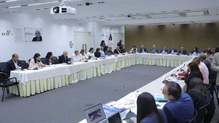 Hacienda defiende el presupuesto de 2026 ante comisión de legisladores